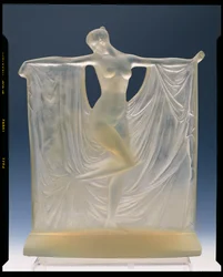 Suzanne in bad, opalescent glazen beeldje